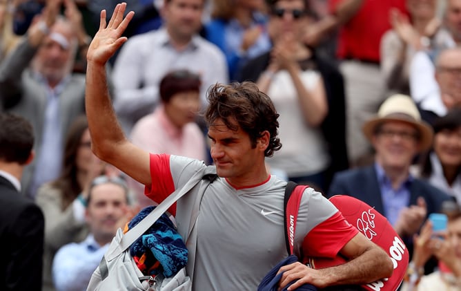 Roger Federer levanta la mano para despedirse de la afición francesa de París.