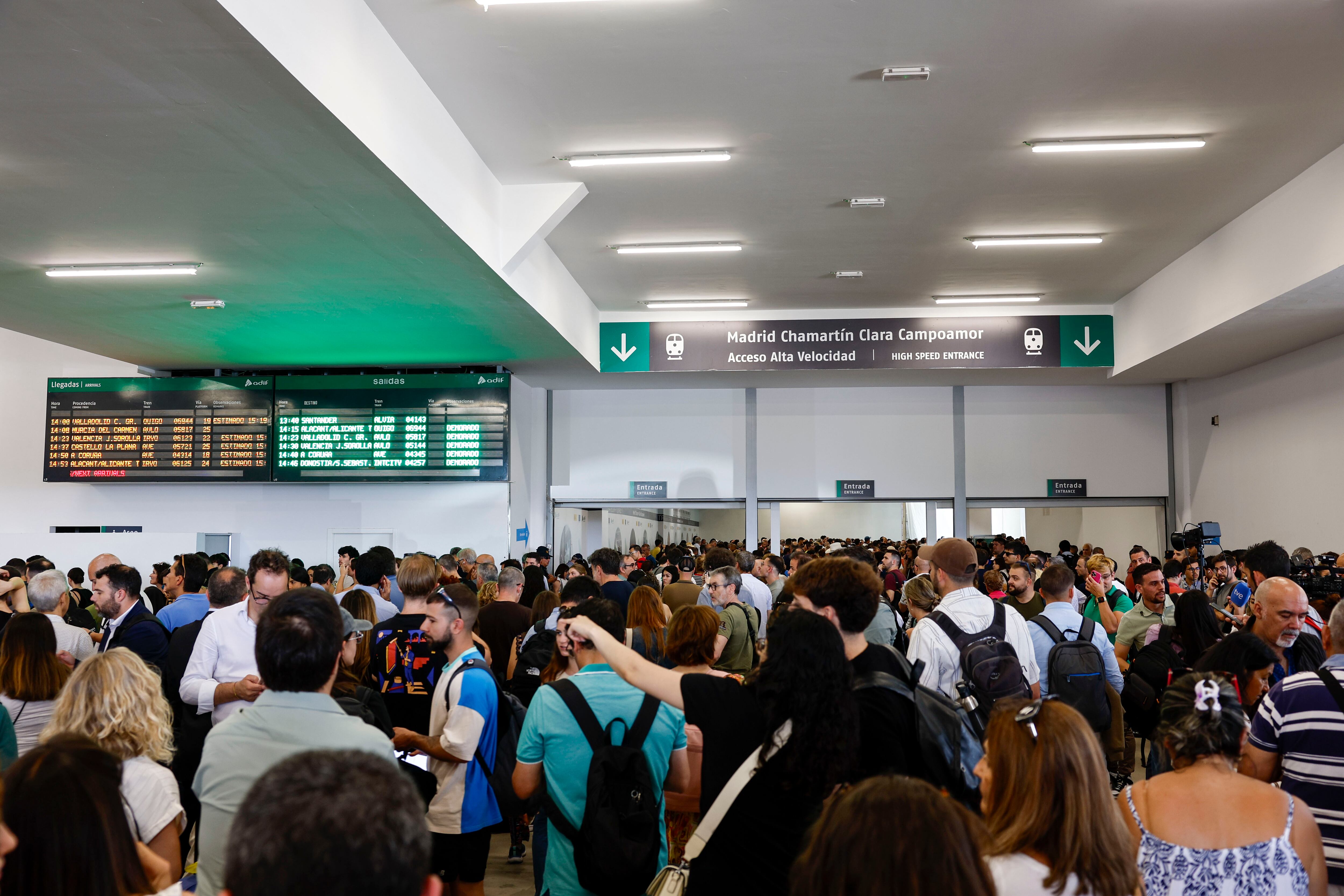 MADRID, 12/06/2025.- Pasajeros aguardan este jueves en la estación de Madrid-Chamartín después de que la circulación de trenes de alta velocidad se viera interrumpida por una falta de tensión eléctrica en la estación. La circulación de trenes de alta velocidad que unen Madrid-Chamartín con el norte peninsular (Galicia, Asturias, Castilla y León Cantabria) se está recuperando de forma progresiva después de una interrupción por una falta de tensión, ha informado Adif este jueves. EFE/ Rodrigo Jiménez