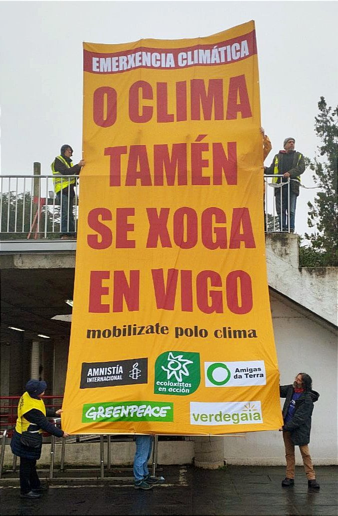 Cartel desplegado por Ecoloxistas en Accion, Amnistía Internacional y Verdegaia en Praza do Rei, Vigo