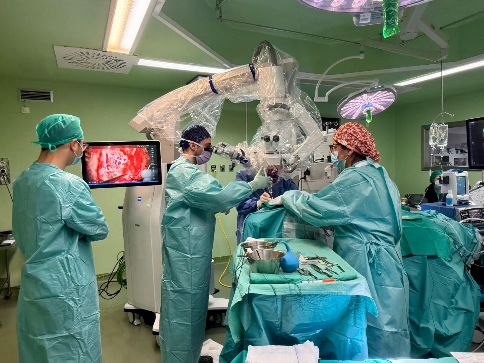 El nuevo microscopio mejora la visualización anatómica y permite realizar microcirugía robótica con mayor seguridad y eficacia. Foto: GVA Sanidad