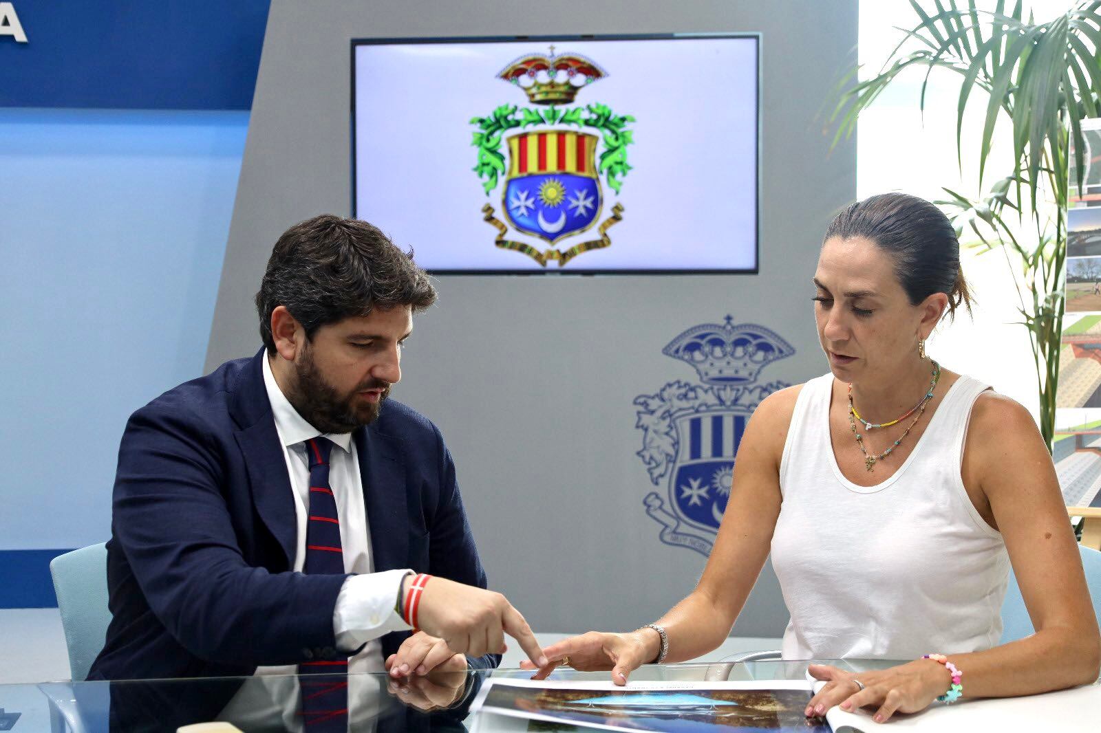 Fernando López Miras y Patricia Fernández en el Ayuntamiento de Archena