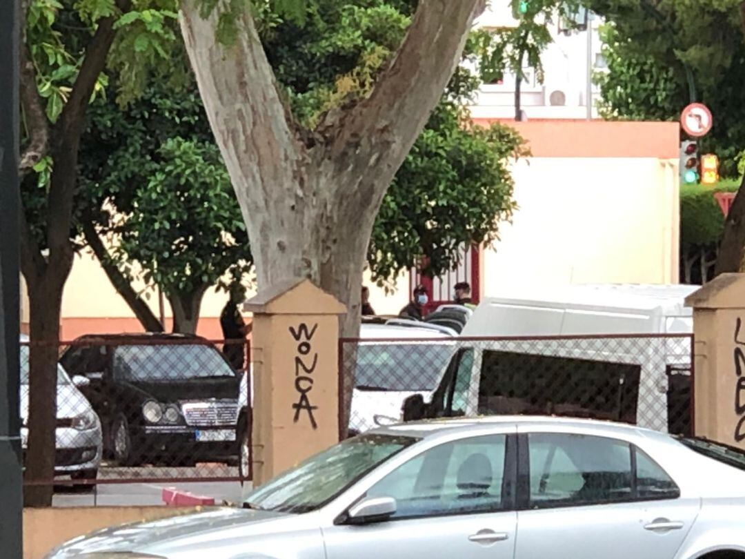 Varios agentes uniformados en la puerta de la sede del IMAS en Murcia