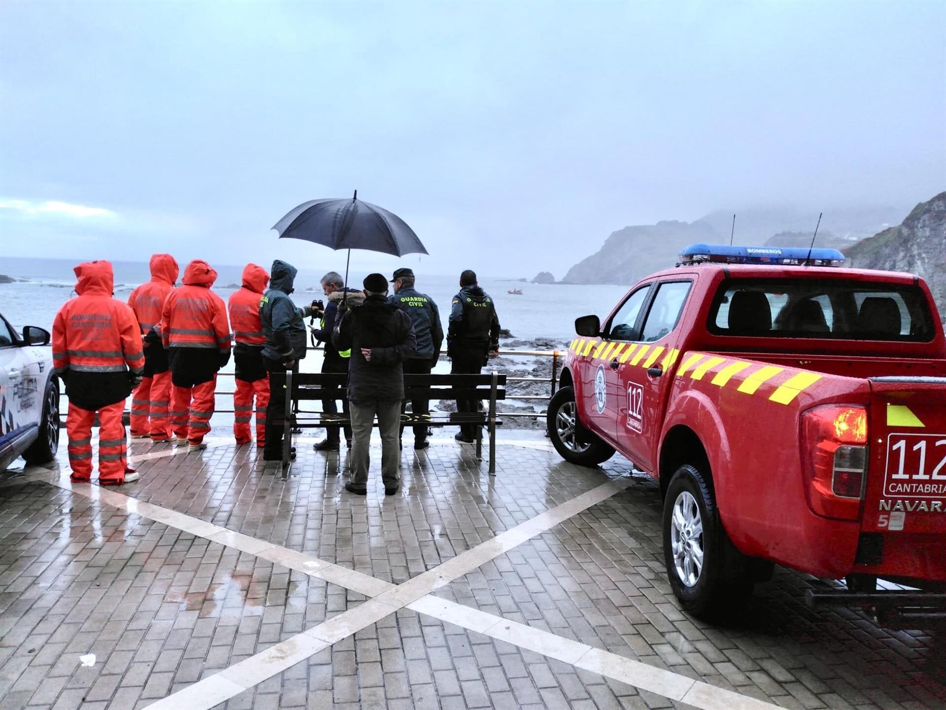 Medios de emergencias buscan al tripulante de una embarcación desaparecido