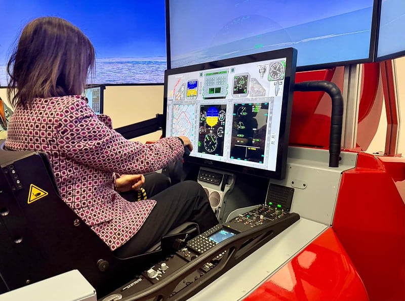 Robles visita la la Academia General del Aire en San Javier (Murcia)