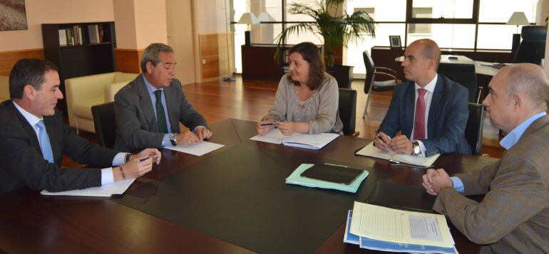 La consejera de Economía, Patricia Franco presentó el Plan de Empleo al presidente de la CECAM, Ángel Nicolás y a su secretario general, Félix Peinado.
