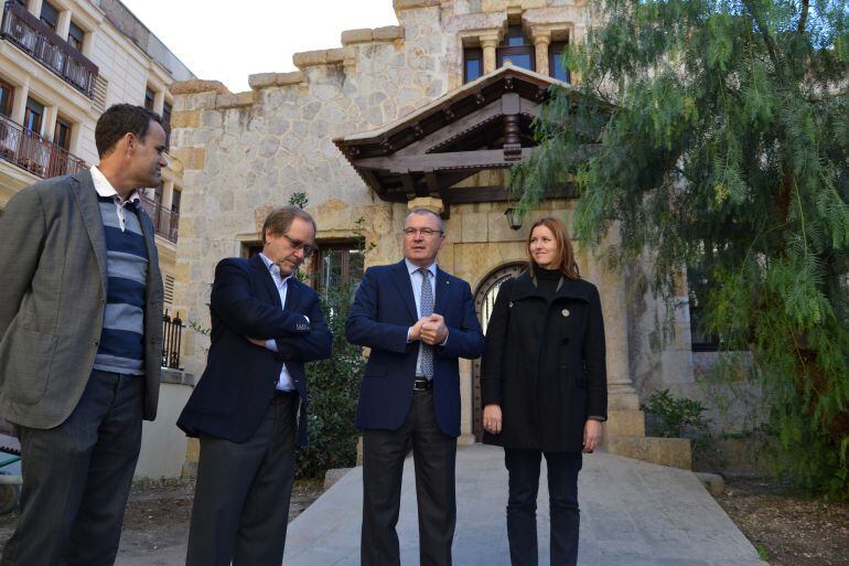 D'esquerra a dreta, l'arquitecte responsable del projecte; el regidor d'urbanisme Miquel Domingo; l'alcalde Carles Pellicer; i la popular Alícia Alegret