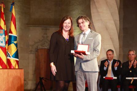 El director del Coro Ciudad de Ibiza, Miguel San Miguel, con la presidenta Armengol