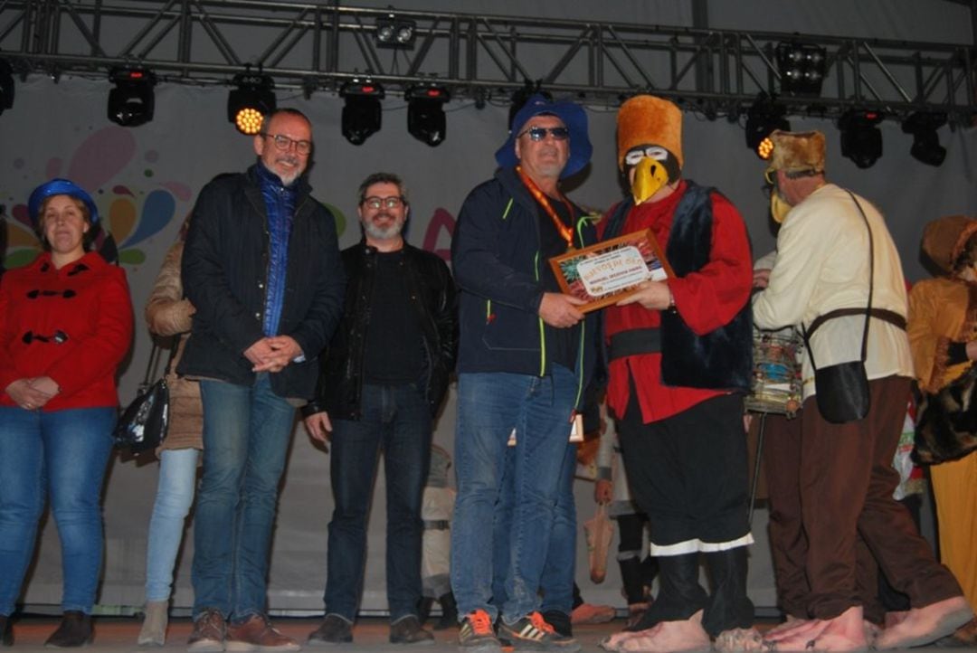 Un integrante de &#039;Los Juanes&#039; dando un premio en el Carnaval 2019