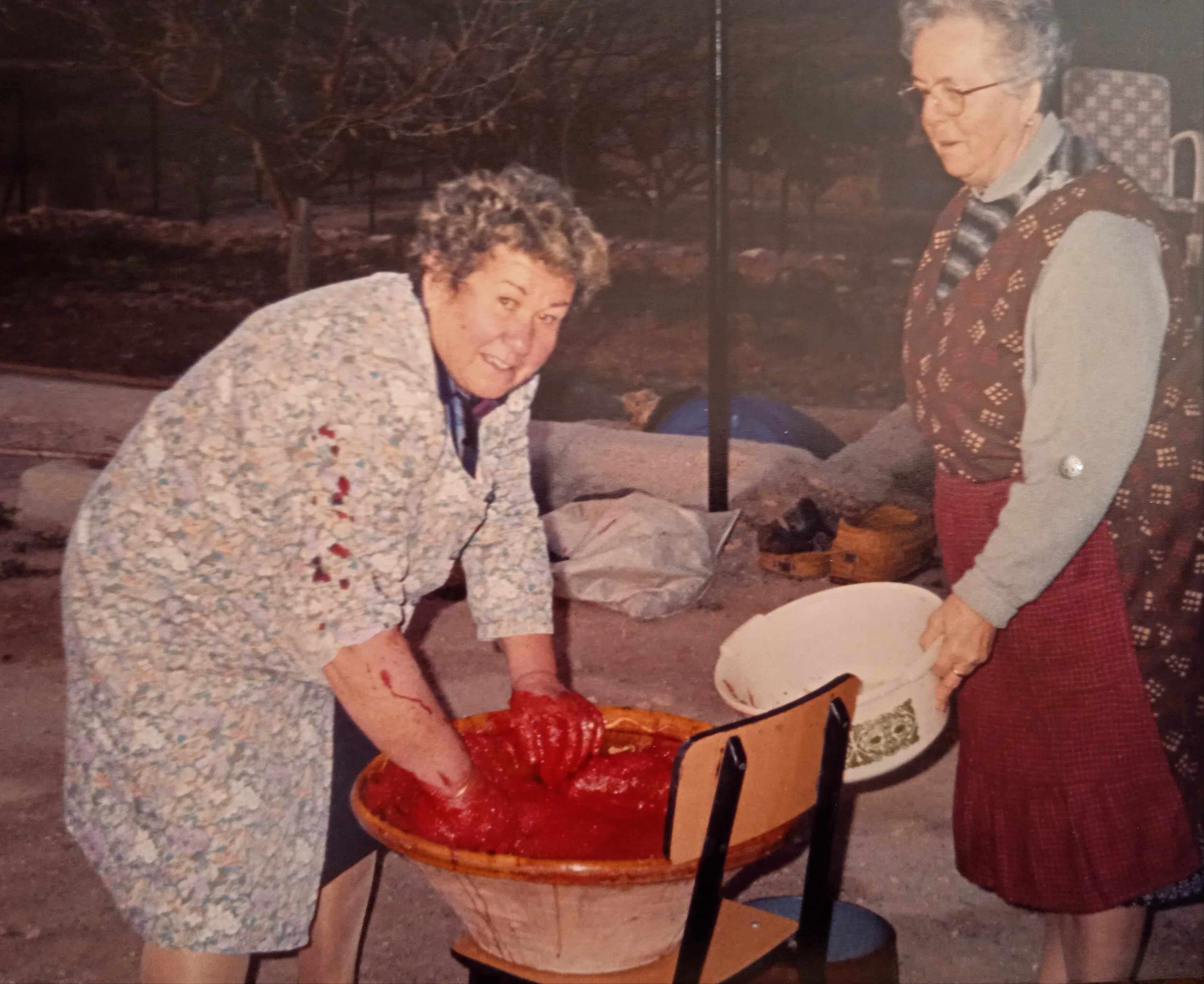 Década de los años 70. Matanza tradicional del cerdo.  Floren removiendo la sangre en un lebrillo para que no se cuaje.