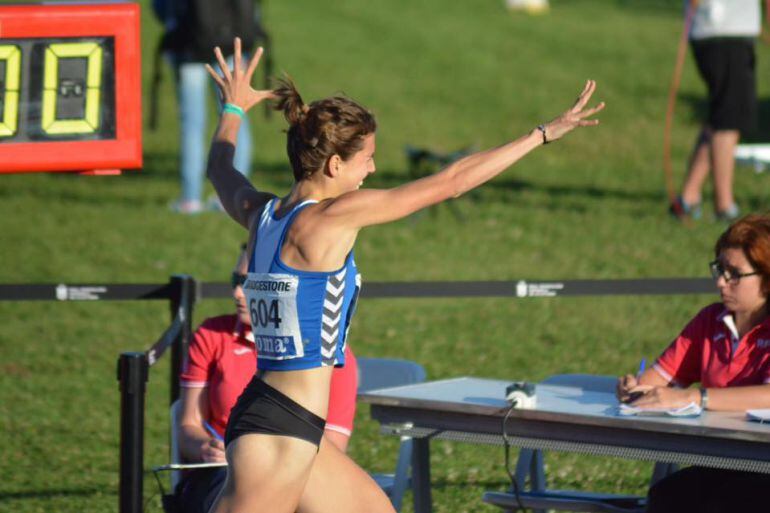 La soriana Marta Pérez celebra en la meta su título nacional en los 1.500 metros.