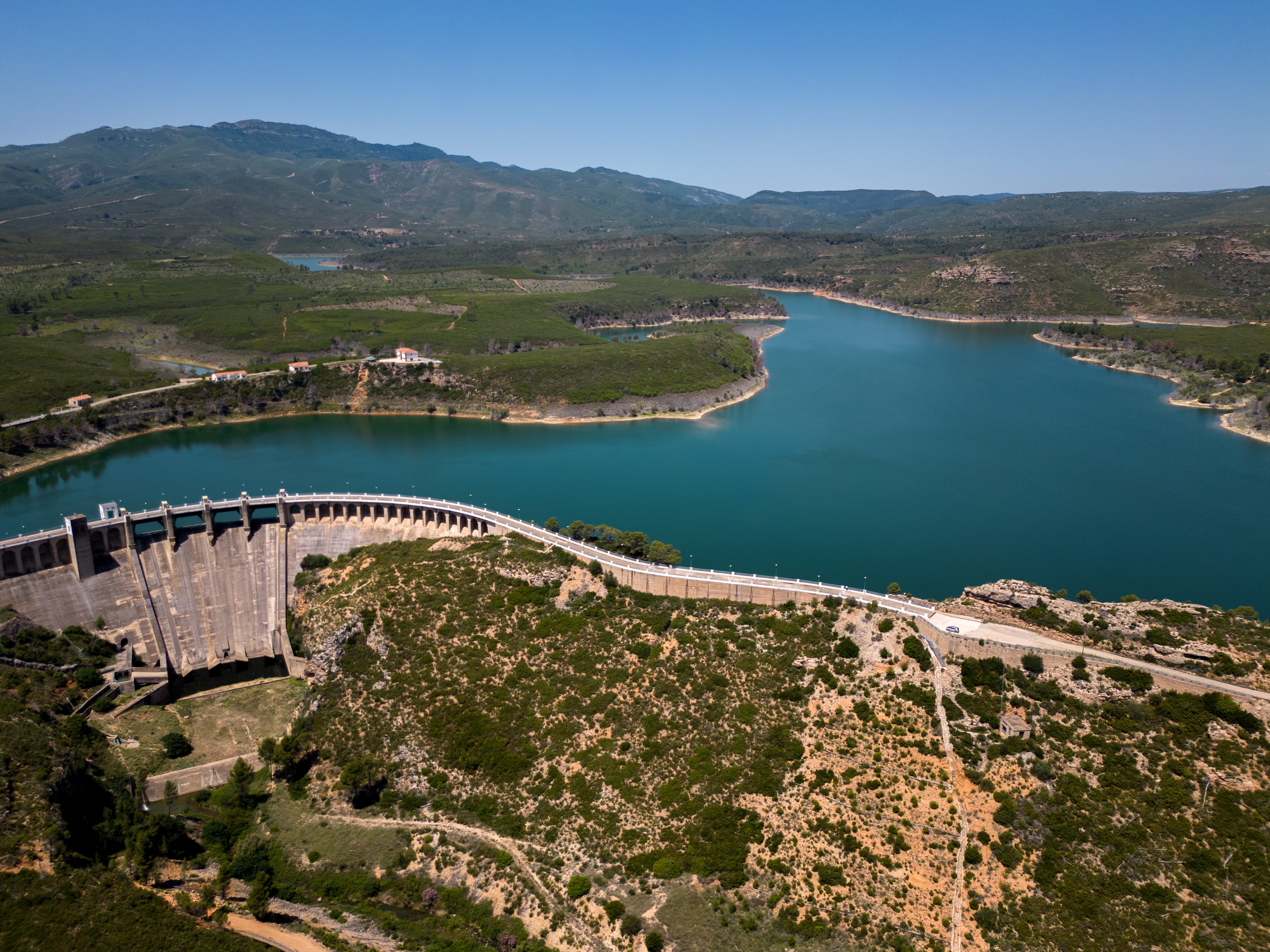 Vista general del embalse de Forata cuando este martes el Ministerio para la Transición Ecológica publica los datos de la reserva hídrica, después de que la semana pasada los embalses del Júcar se quedaran al 57,9 % de su capacidad total, 10,7 puntos por encima de la media española y los del Segura se situaran en el 36,2 %, 11 puntos por debajo de la media.