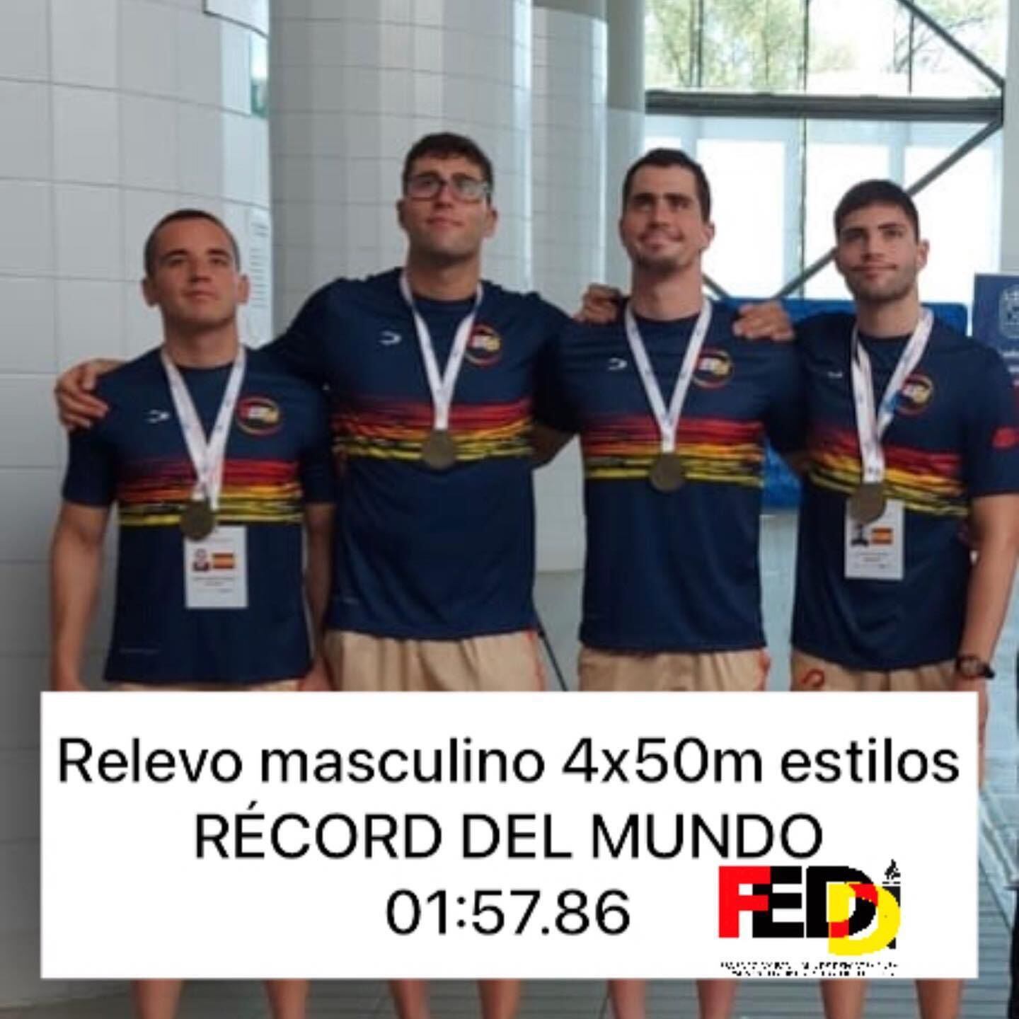 Miguel Ángel Valiente (2I) con el equipo de relevos