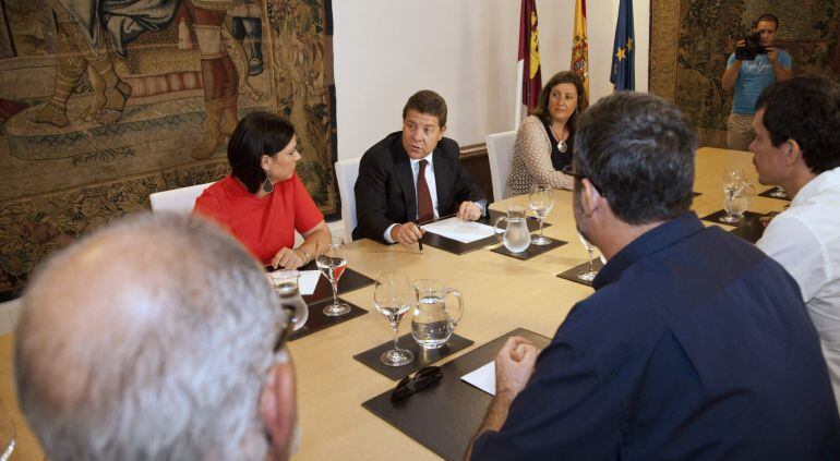 TOLEDO (Castilla-La Mancha), 16/8/2015.- El presidente de Castilla-La Mancha, Emiliano García-Page, c, y la alcaldesa de Puertollano (Ciudad Real), Mayte Fernández,iz., durante la reunión con el Comité de Empresa de Elcogas en el Palacio de Fuensalida para hablar sobre el futuro de esta empresa, cuyo Consejo de Administración ha iniciado esta semana los trámites para su cierre.