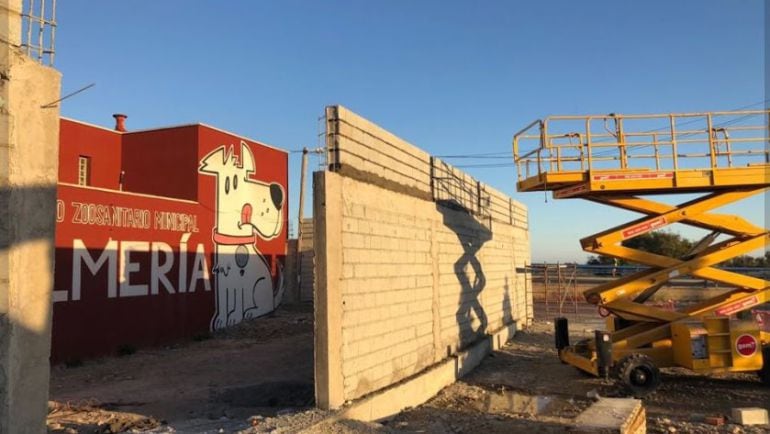 El nuevo muro del Zoosanitario va cobrando forma.