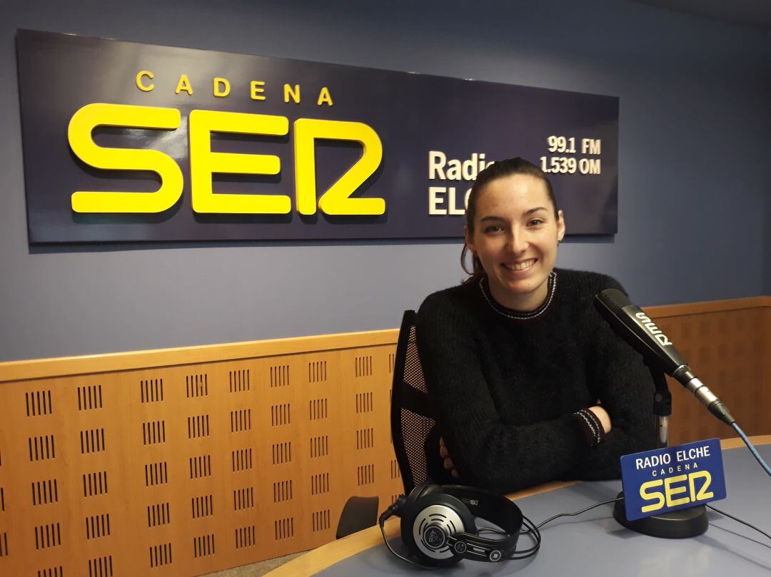 Ana Martínez en los estudios de Radio Elche Cadena SER