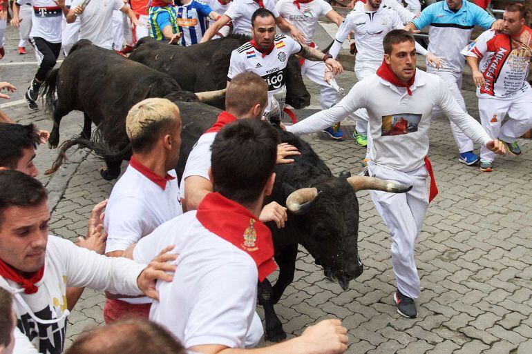 Los toros de la ganadería extremeña de Jandilla a su paso por el tramo de Telefónica durante el séptimo encierro de los Sanfermines 2018