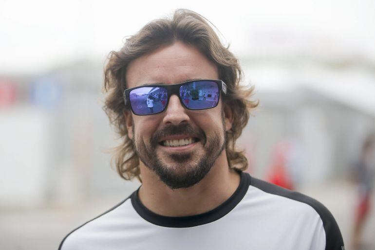 Alonso sonríe en el paddock de Suzuka