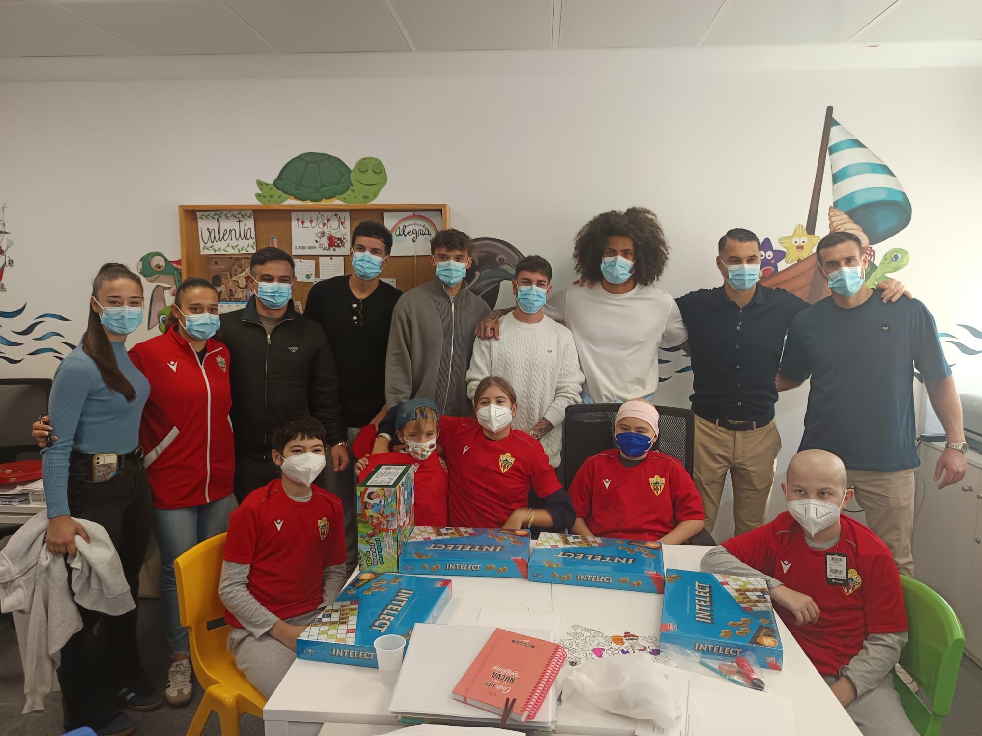 El Materno Infantil se llena de magia y alegría con el Almería.