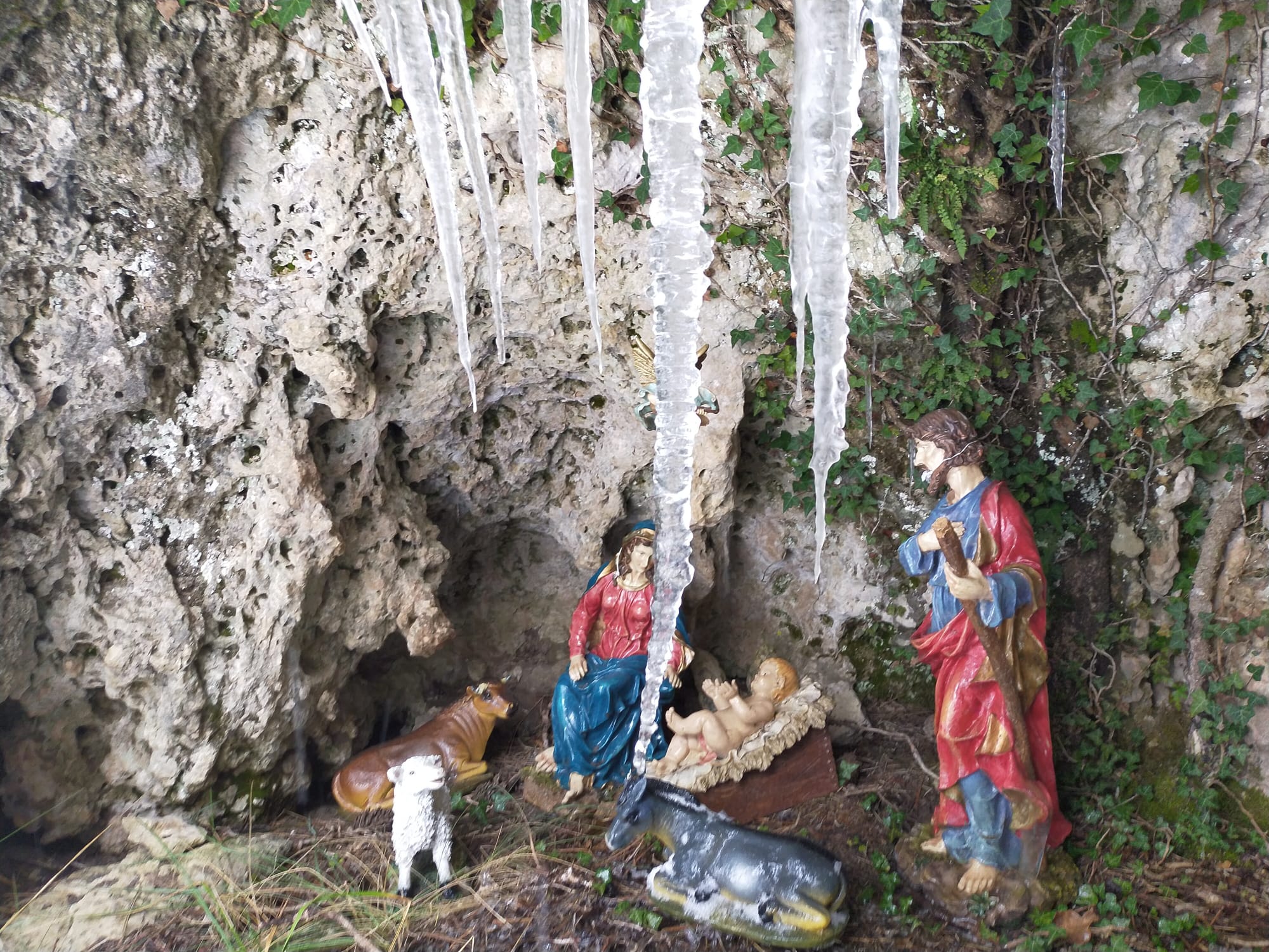 Belén de la asociación Quinto Pino instalado en el barranco de la Rambla de la Serranía de Cuenca.