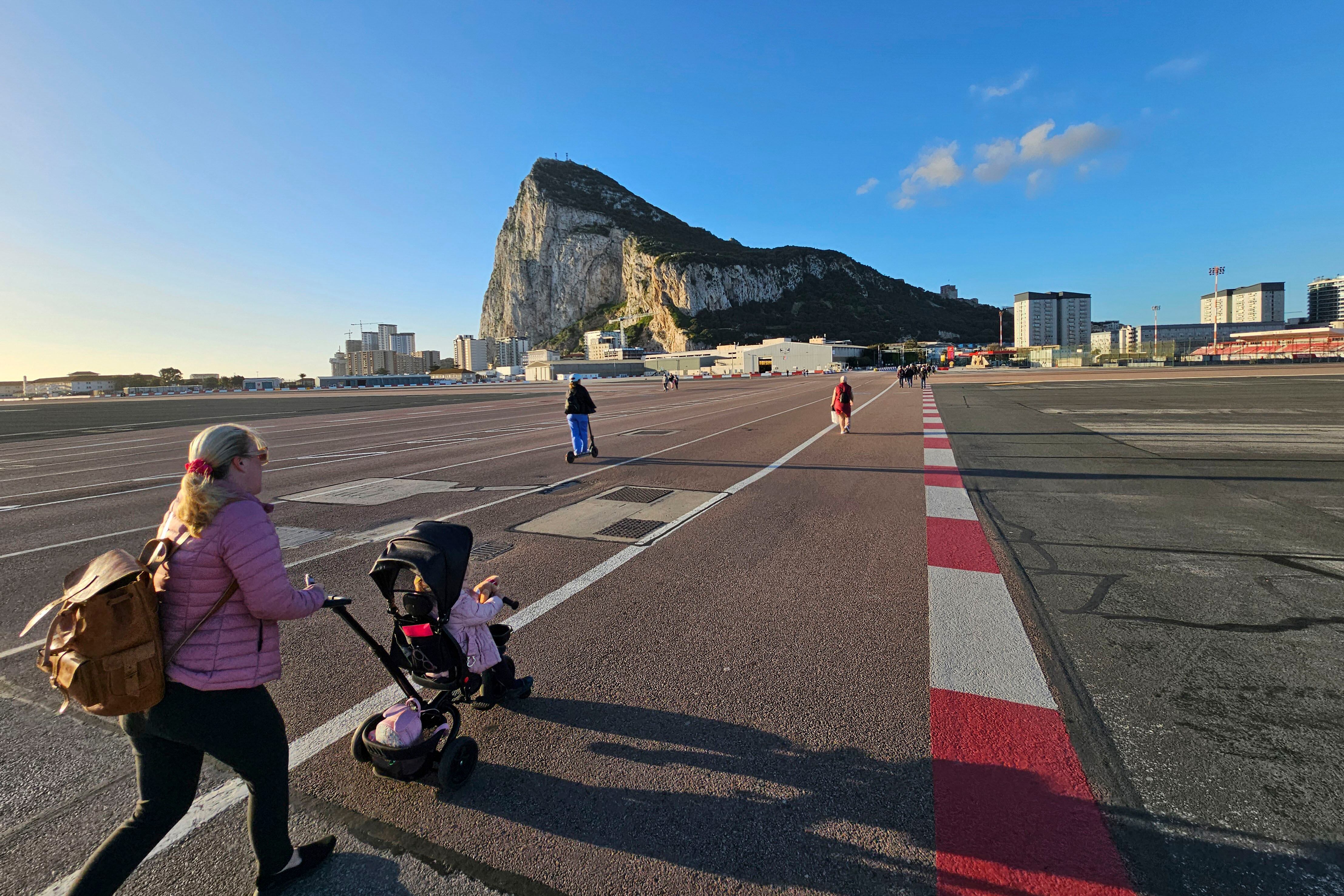 GIBRALTAR, 12/04/2024.- Una mujer cruza el aeropuerto de Gibraltar este viernes en el que Reino Unido y España se reúnen en Bruselas para llagar a un acuerdo sobre el peñón. EFE/A.Carrasco Ragel.
