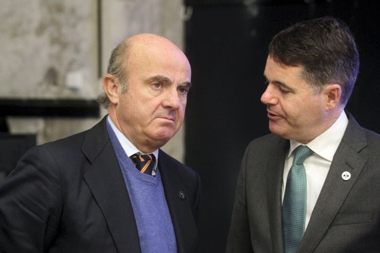 El ministro de Economía español, Luis de Guindos (i), habla con el ministro de Finanzas irlandés, Paschal Donohoe (d), durante una reunión de ministros de Economía y Finanzas de la eurozona 