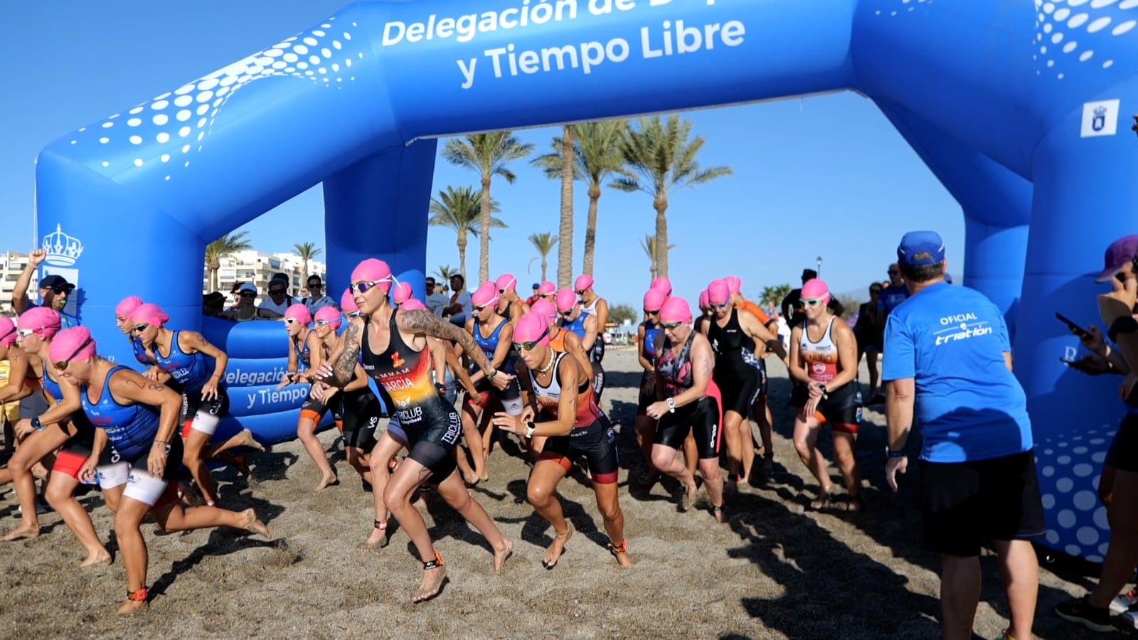 Atletas iniciando el triatlón.