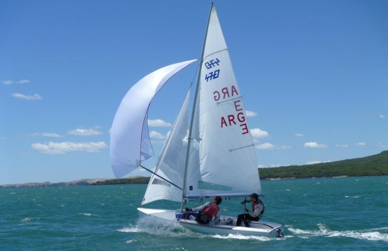 Embarcación de vela ligera tipo 470, similar a la de los náufragos del Mar Menor