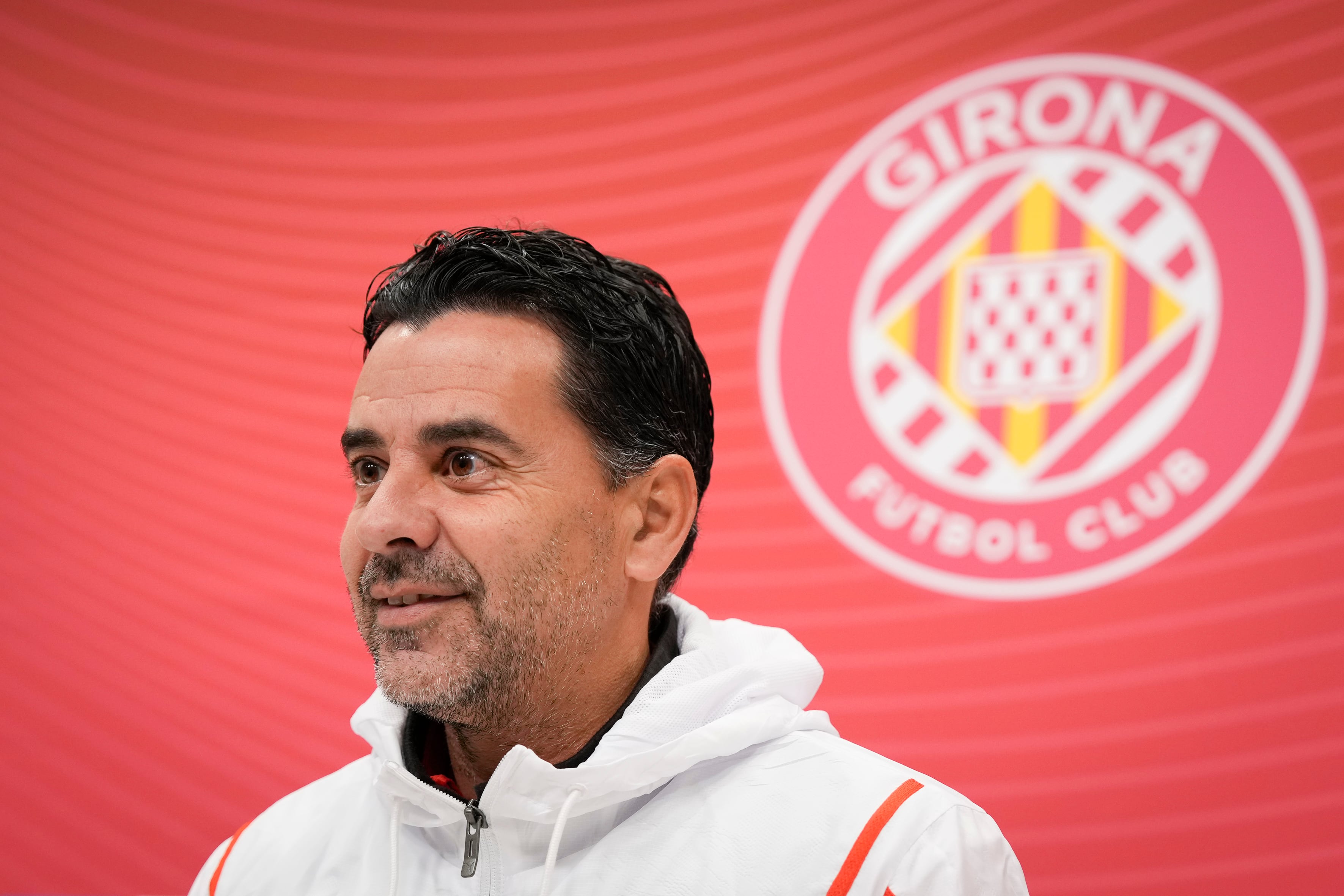 GRAFCAT4218. GIRONA (ESPAÑA), 21/02/2025.-  El técnico del Girona CF, Michel Sánchez, durante la rueda de prensa que ha ofrecido tras el entrenamiento realizado por el equipo rojiblanco , para preparar el partido de liga que disputarán el domingo ante el Real Madrid en el Santiago Bernabeu. EFE/ David Borrat
