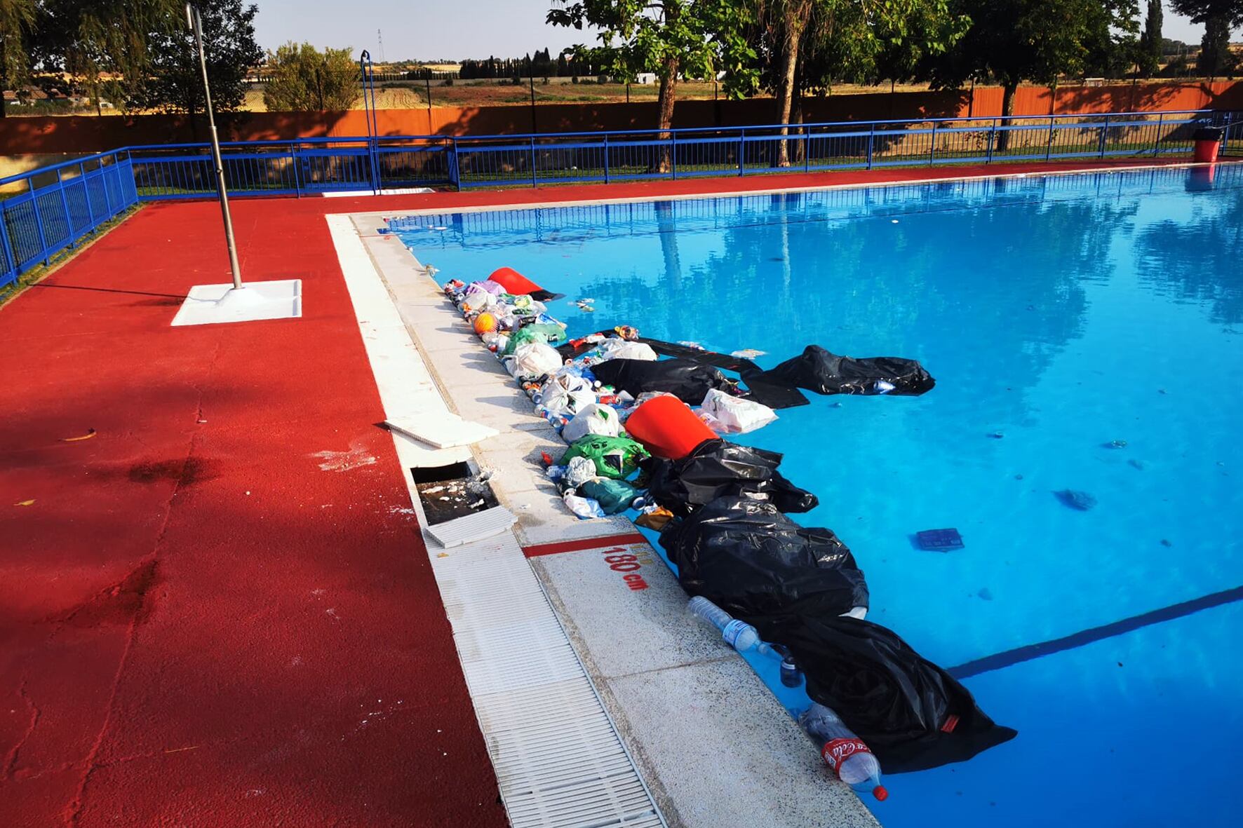 Basura dentro de uno de los vasos de la piscina