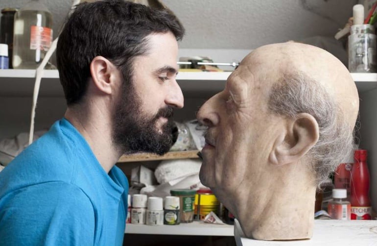 El artista Eugenio Merino junto a un busto de Franco