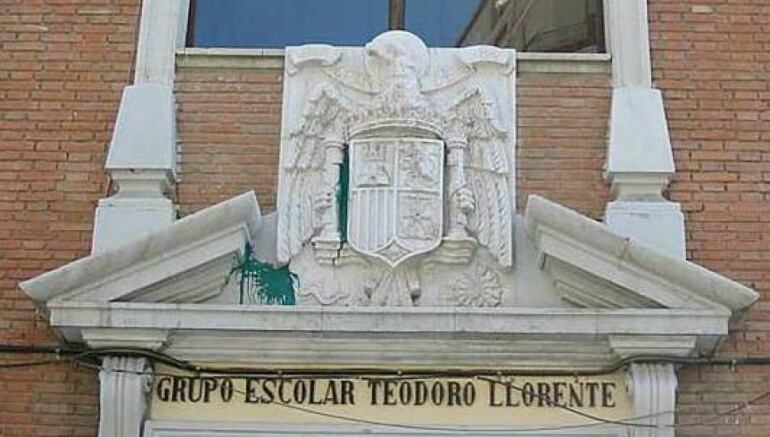 Fachada del colegio Teodoro Llorente con símbolo franquista
