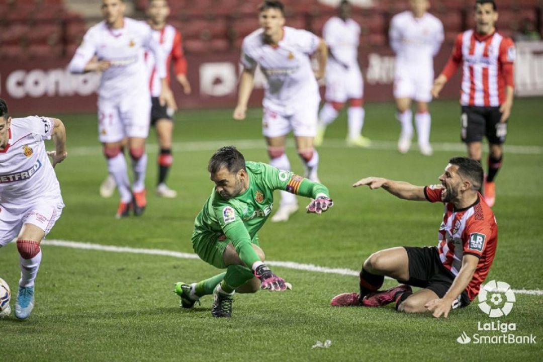 Pacheco tuva una ante Reina. El blanquirrojo pidó penalti. 