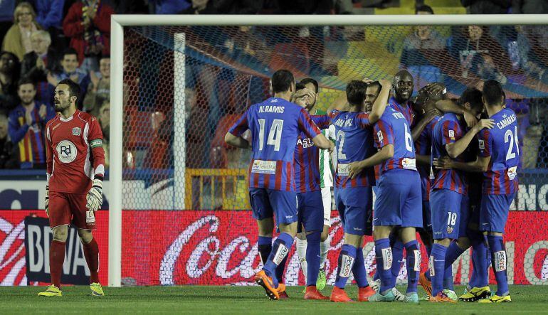 Los jugadores del Levante celebran el primer gol del equipo levantinista