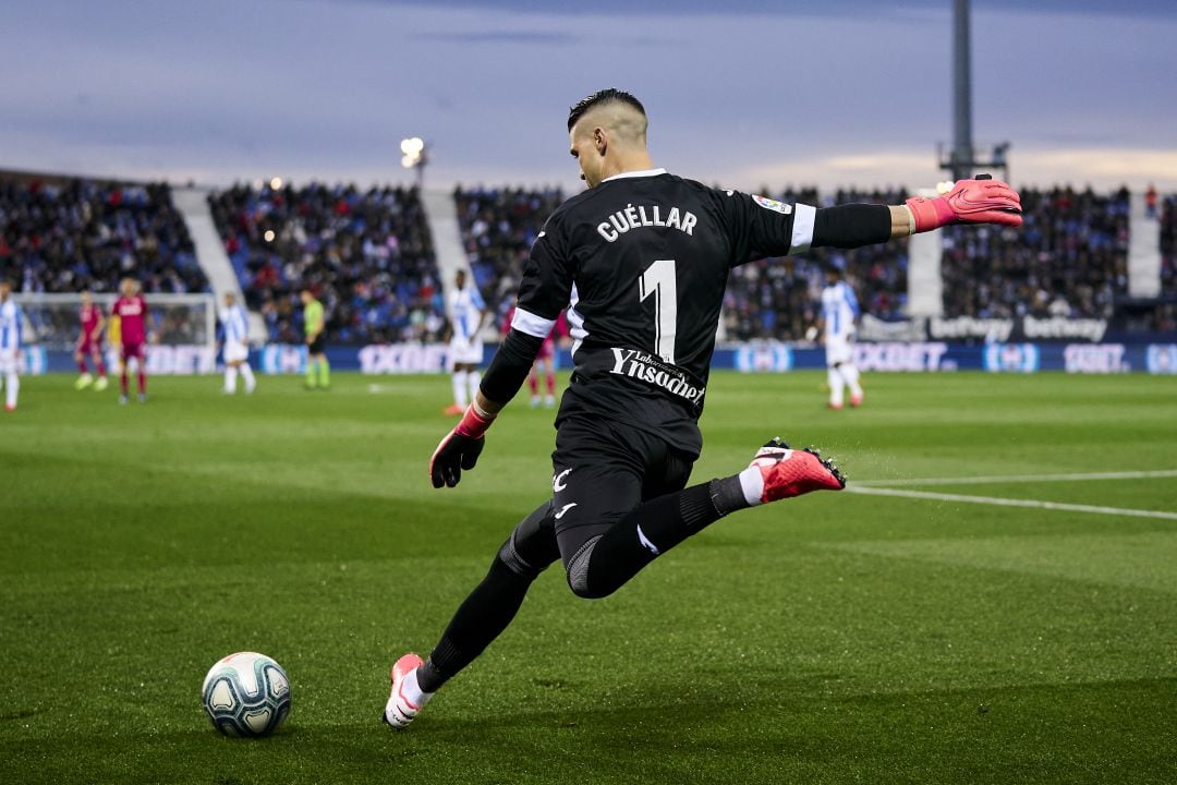 Cuellar se dispone a golpear al balón durante un partido en Butarque.