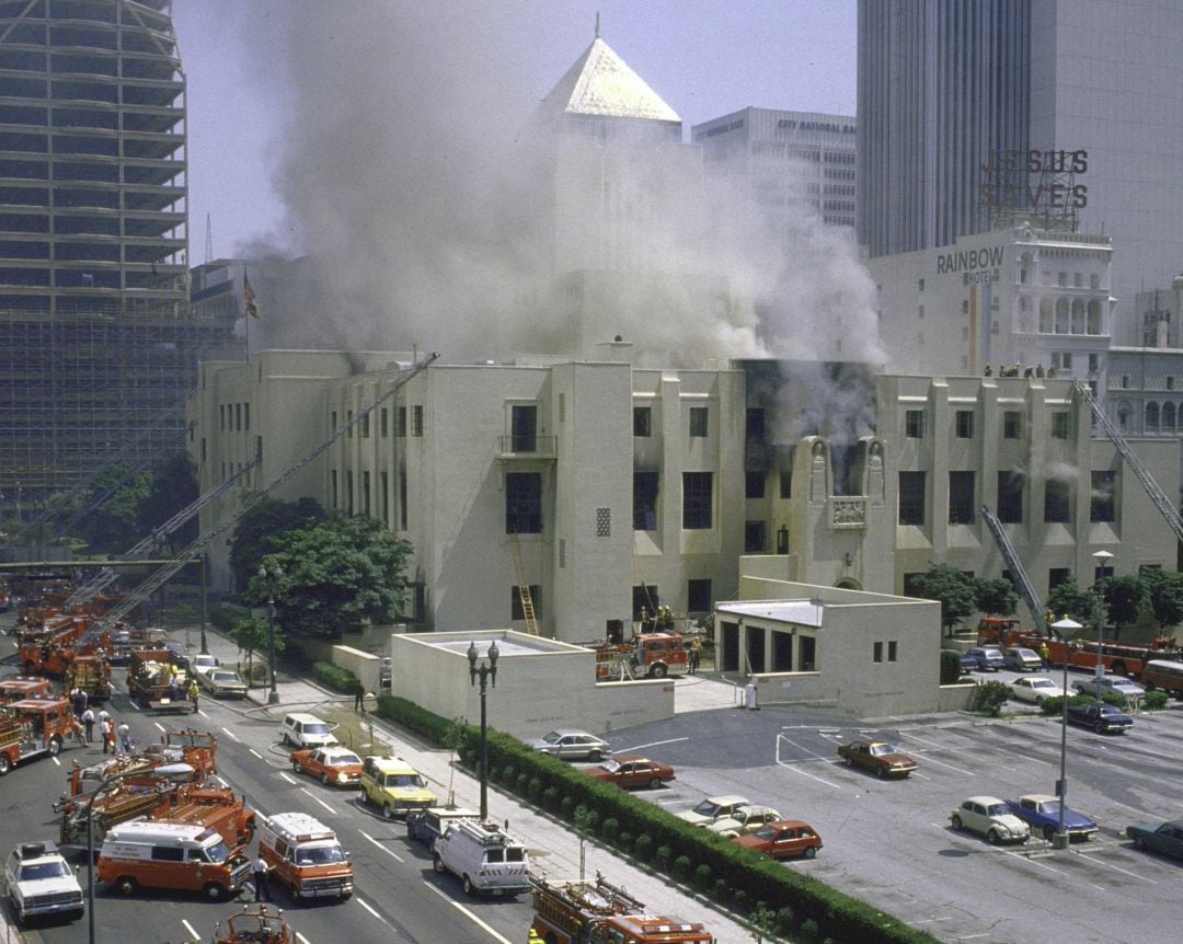 Los bomberos tratan de apagar el incendio de Los Ángeles en 1986.