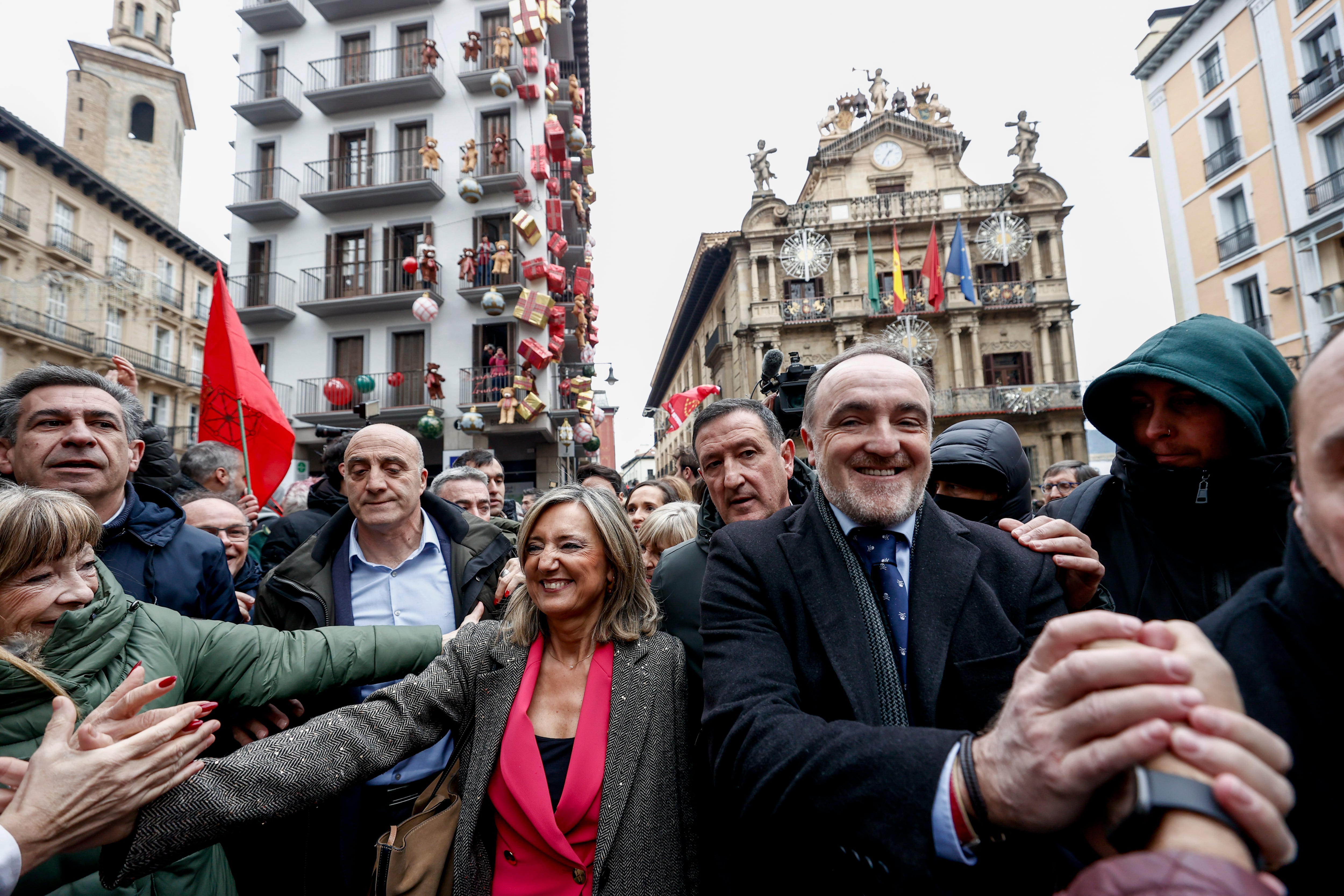 La exalcaldesa de Pamplona, Cristina Ibarrola (c-i) y el presidente de UPN, Javier Esparza (d)