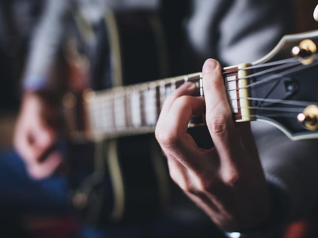 Manos tocando la guitarra