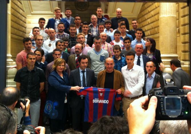 La plantilla, cuerpo técnico y presidente del Eibar posan junto al Diputado en el homenaje en Diputación.