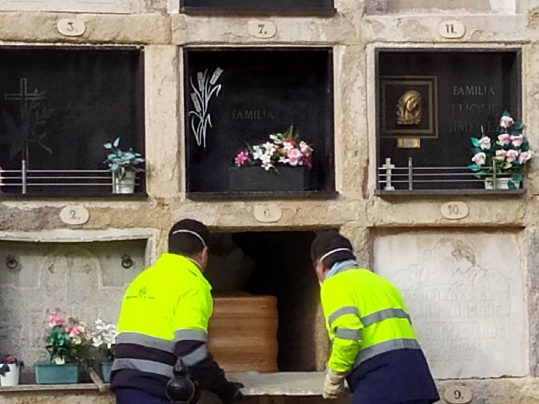 Operaris al cementiri de Girona