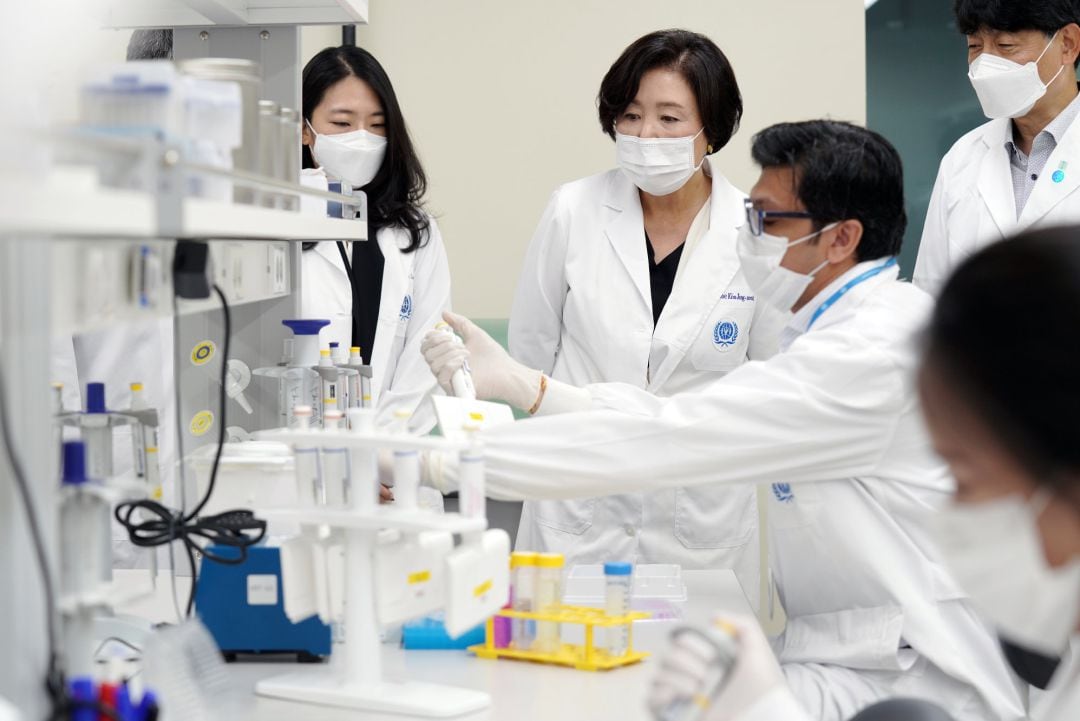 La primera dama de Corea del Sur, Kim Jung Sook, visita un laboratorio de investigación de coronavirus.