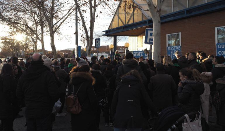 Muchos padres de Getafe se concentraron hace semanas ante la DAT Sur para pedir soluciones a los centros sin terminar.