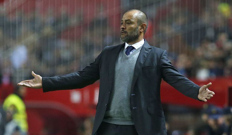 GRA378. SEVILLA, 29112015.- El entrenador portugués del Valencia, Nuno Espírito Santo, durante el partido de Liga en Primera División ante el Sevilla que están disputando esta noche en el estadio Sánchez Pizjuán. EFEJose Manuel Vidal