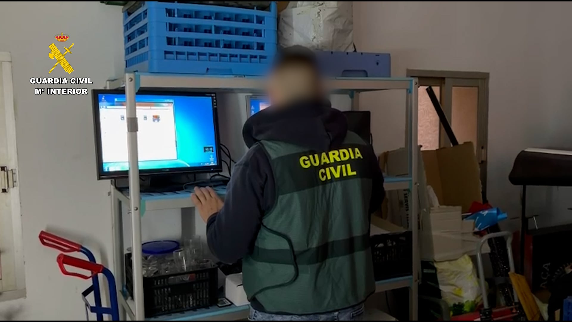 La Guardia Civil en el bar en el que se han encontrado las cámaras ocultas.