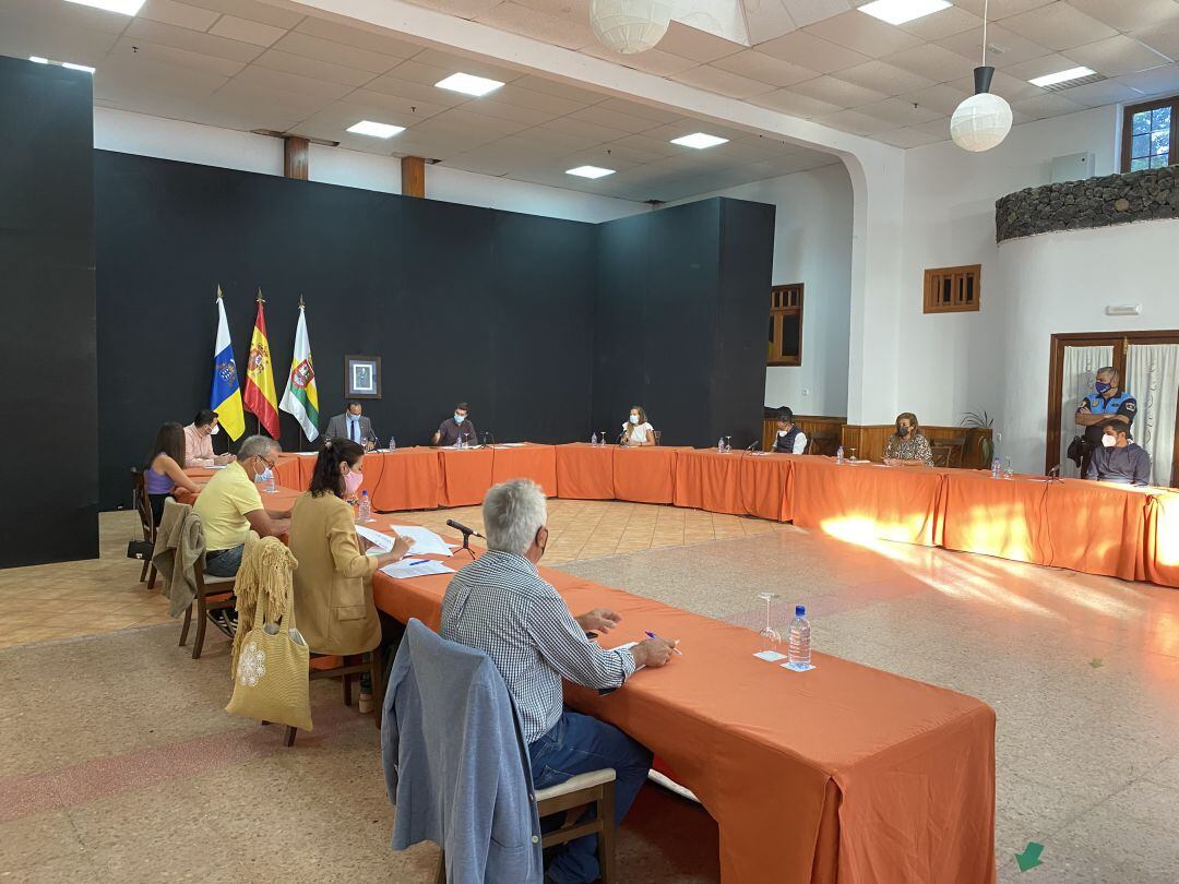 Un momento del pleno del Ayuntamiento de Haría en el que se aprobó la adenda.