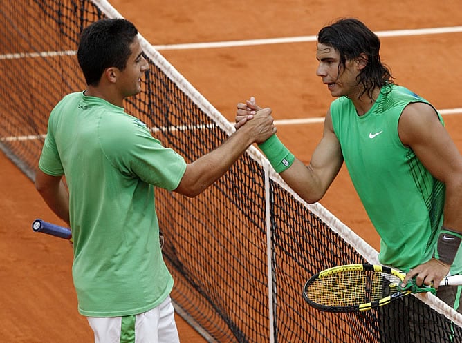 Nadal y Almagro se dan la mano después de la contundente victoria del manacorí.