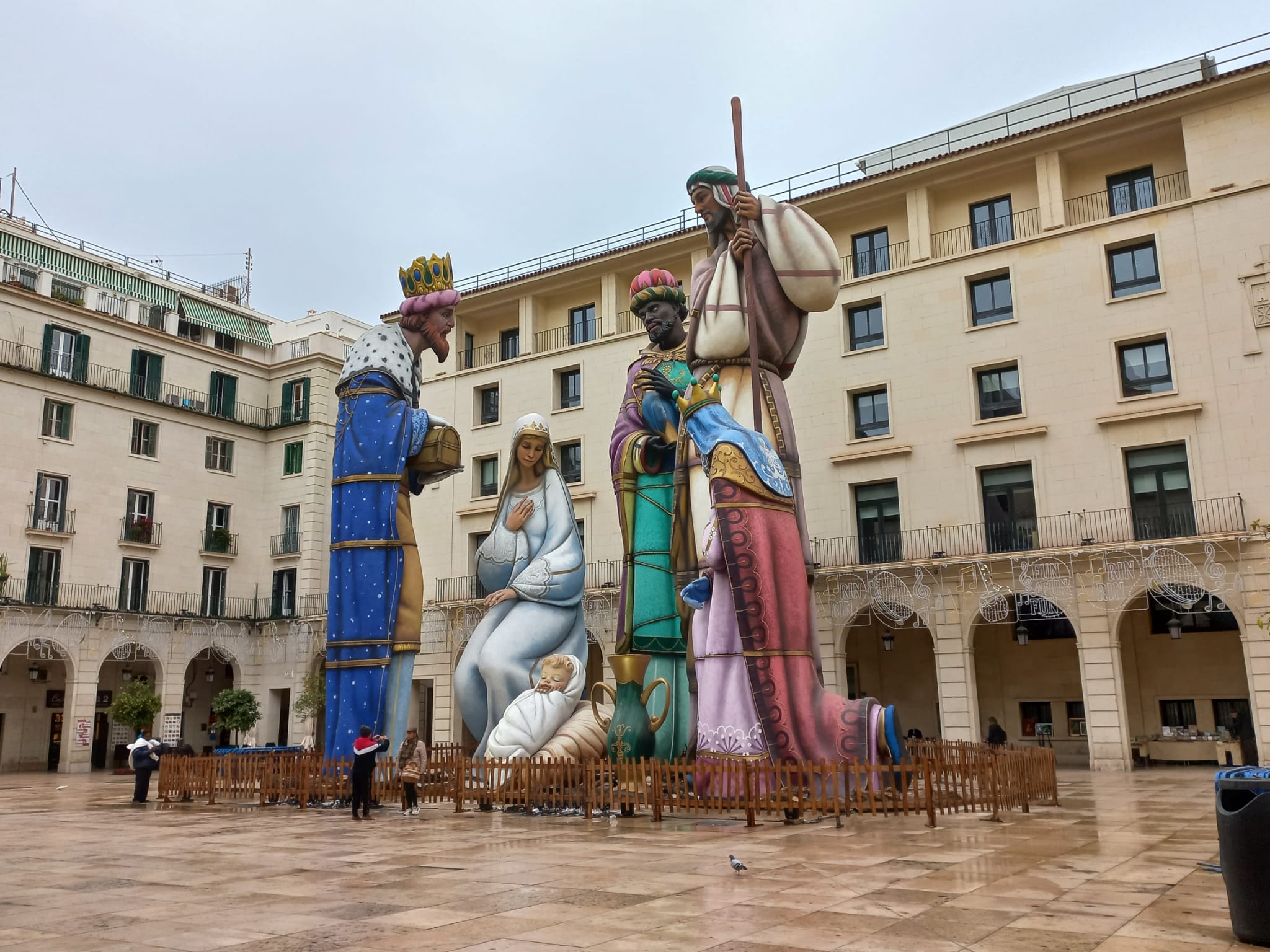 Alicante luce su belén gigantye en la plaza del Ayuntamiento