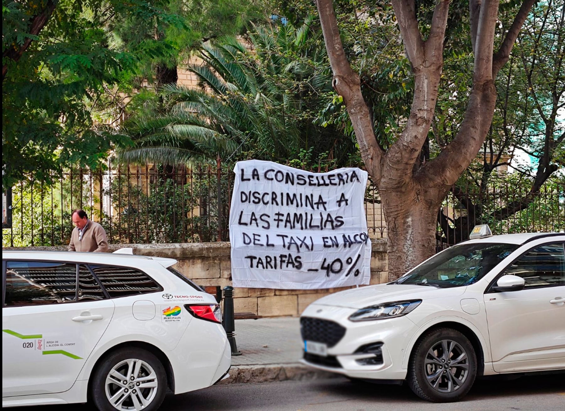 Imagen de la pancarta colocada en la parada de los taxis