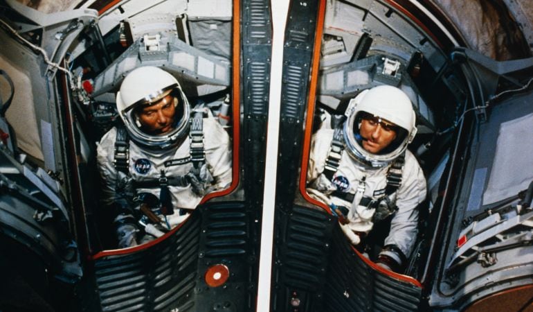 Los Walter Schirra y Tom Stafford en la nave Gemini 6.