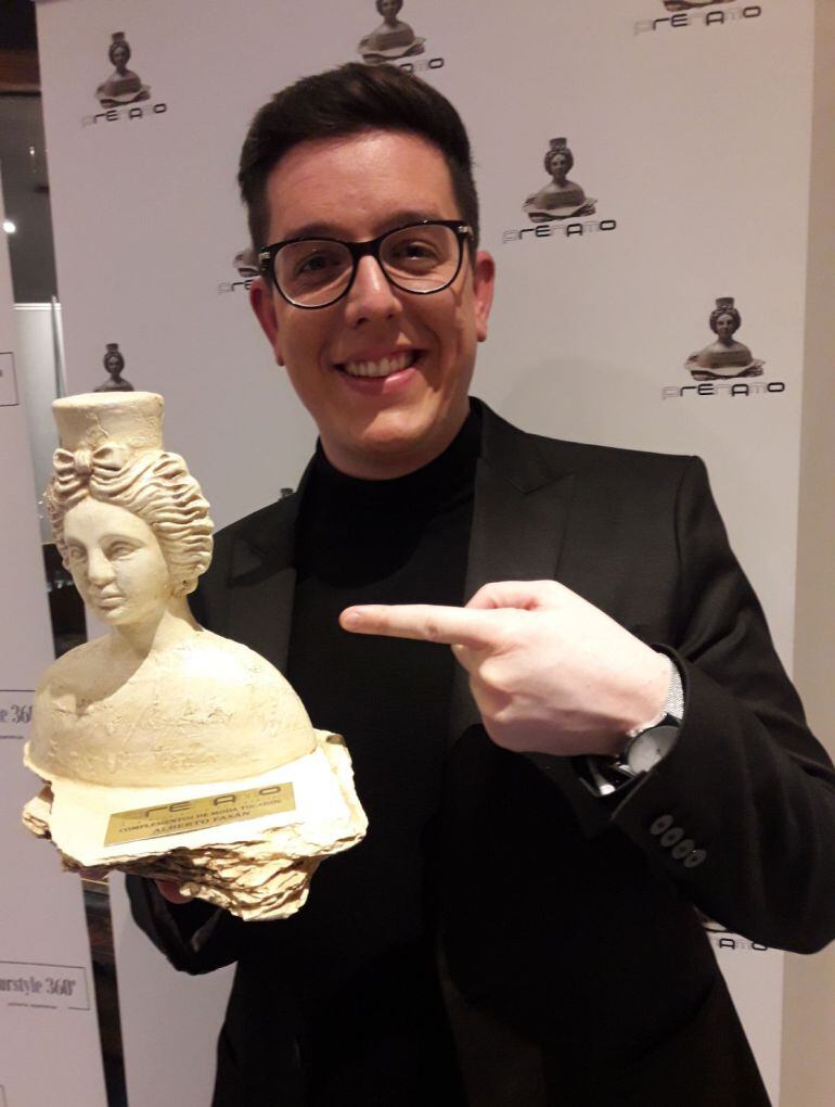 Alberto Fasán con el premio Nacional de la Moda ANDE 