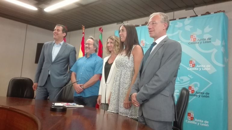 La consejera de Familia de la Junta, Alicia García, junto al Delegado de la Junta, Alberto Castro, el alcalde de Zamora, Francisco Guarido y representantes de la Asociación de Autismo de Zamora.